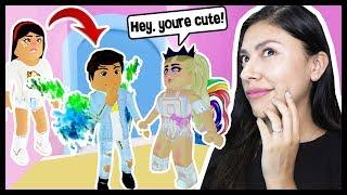 I TURNED INTO A BOY & PRANKED THE GIRLS IN THE DORM! - Roblox - Royale High School