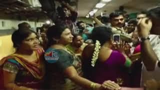 janasena leader Pawan Kalyan Meeting With Women In Train ||Janasena Party