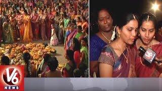 Engili Puvvula Bathukamma Celebrations At Thousand Pillar Temple, Women Offers Special Prayers | V6