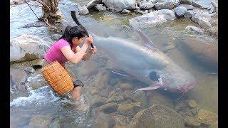 Primitive Technology - Cooking Big Cat fish by Girl At river - Women grilled fish Eating delicious