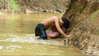 Baby And Girl Make A Sweet Love In Water, Short Film Of Sweet Couple in The Water